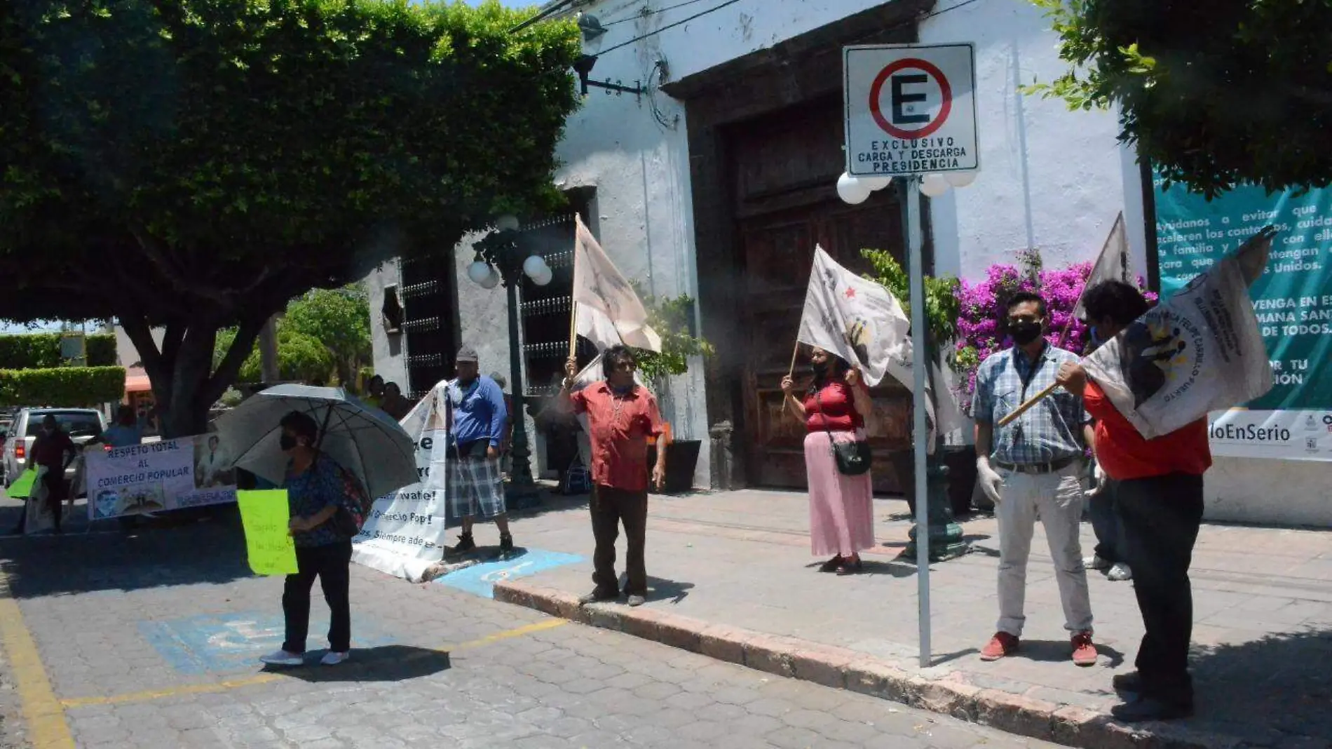 Hicieron plantón al exterior de la antigua Presidencia Municipal.  Foto Luis Luévanos  El Sol de San Juan del Río